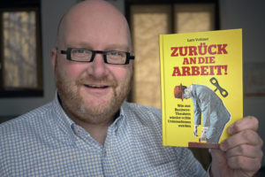 Dr. Lars Vollmer mit seinem Buch: Zurück an die Arbeit