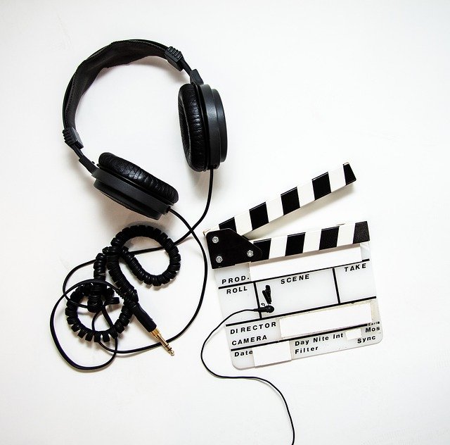 headphones 4223911 640