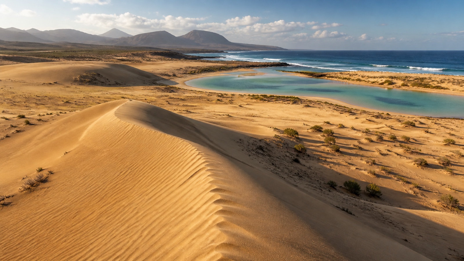 Goldene Dünenlandschaft mit Lagune und Atlantikküste auf den Kanaren