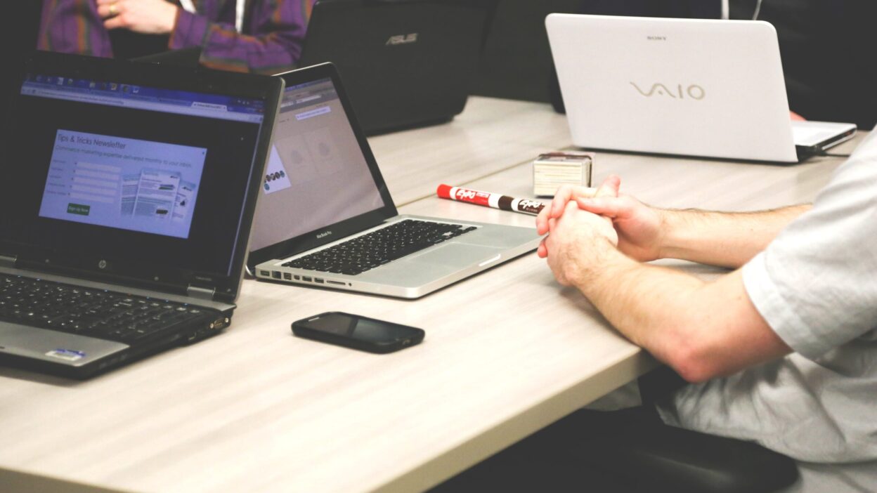 startupstockphotos laptops 593296