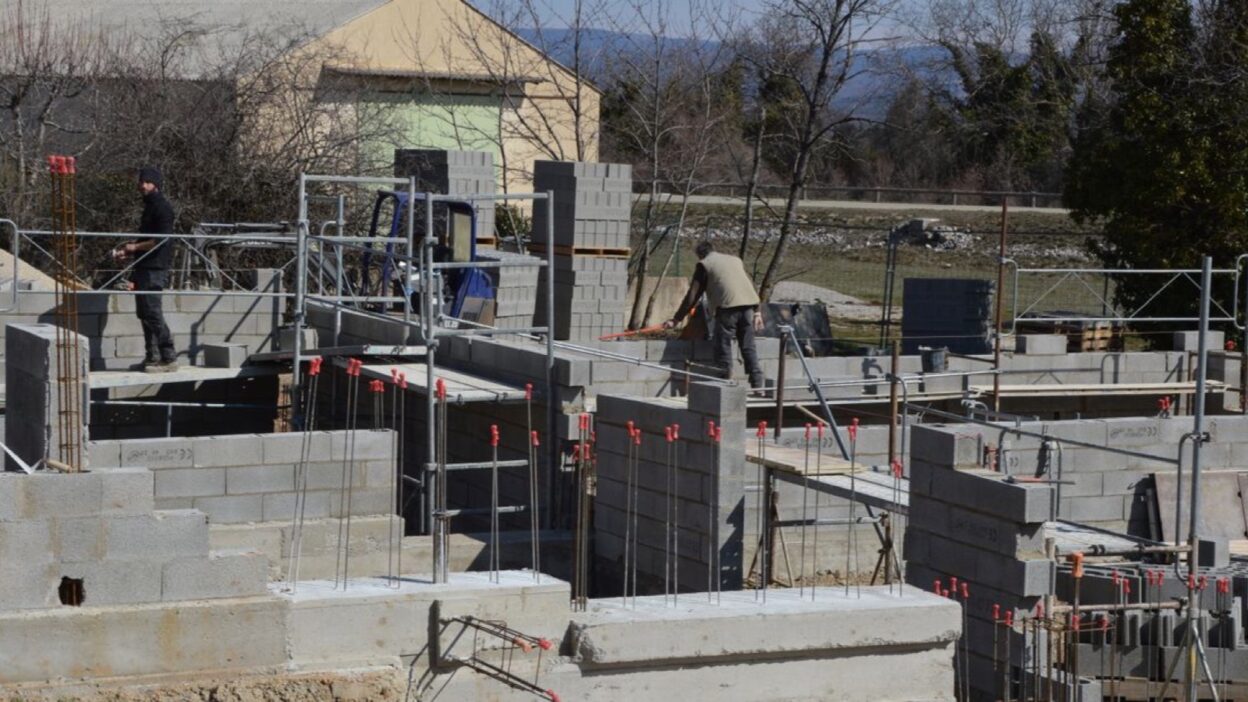 Bauarbeiter errichten an einem sonnigen Standort eine Betonkonstruktion